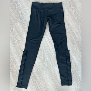 Vintage lululemon ruffle Leggings. Size 8. Black Full length Athleisure RARE